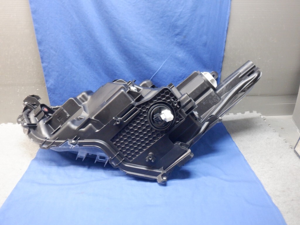 シエンタ MXPC10/MXPL10/15 右ヘッドライト LED 52-340 S1 (Y4029)_画像9