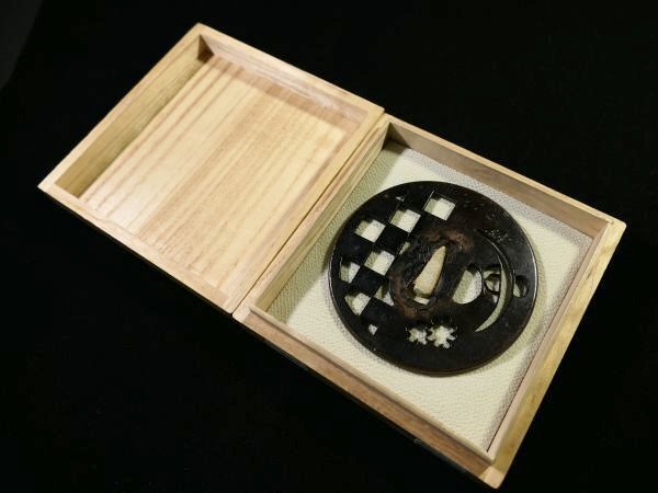 [ меч принадлежности #4251] ( гарда меча ).. для оптимальный!* красный медь . земля * [ город женщина .. 4 угол ..... map ] длина диаметр :8.2cm и больше. большой гарда меча. 