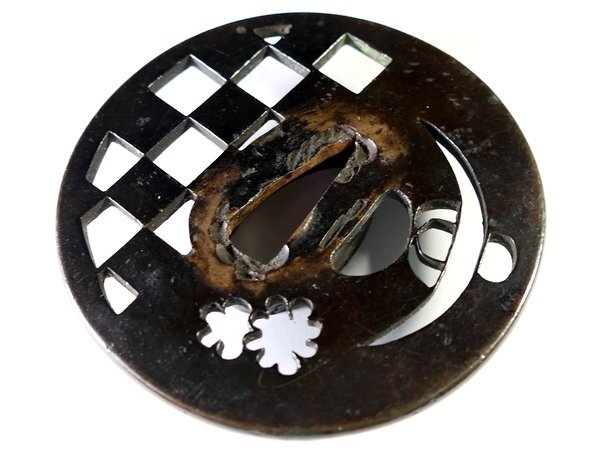 [ меч принадлежности #4251] ( гарда меча ).. для оптимальный!* красный медь . земля * [ город женщина .. 4 угол ..... map ] длина диаметр :8.2cm и больше. большой гарда меча. 