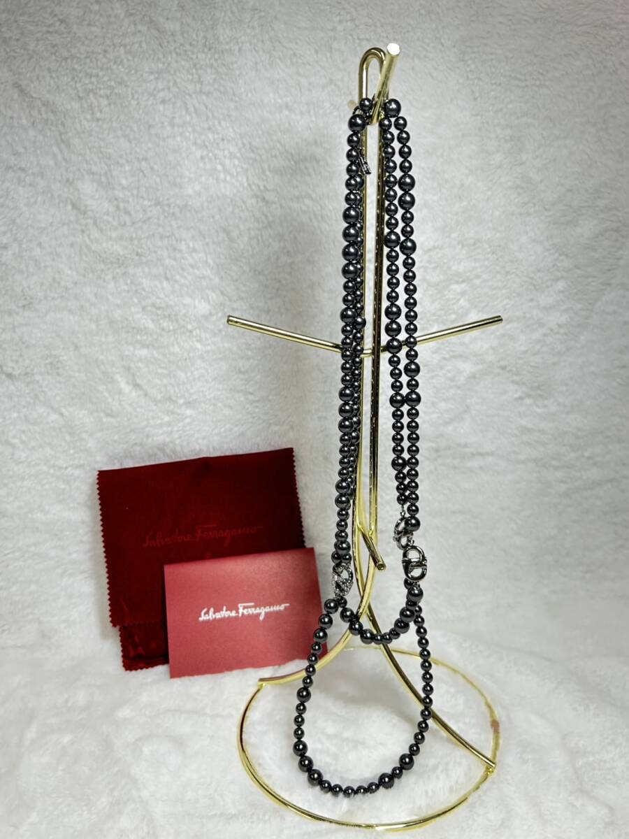[250930-3M]【現状品】Salvatore Ferragamo フェラガモ ガンチーニ ロングネックレス パール調 ブラック シルバー金具 イタリア製 _画像1