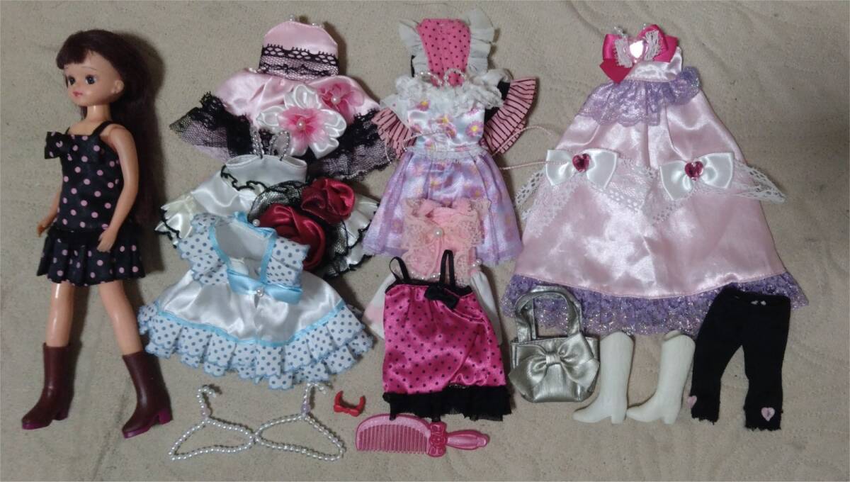 ▼リカちゃん 着せ替え人形 ドール タカラトミー 洋服 ドレス ハンガー ブーツ ミニスカート カバン コーム ピアス 香山リカ 小学5年生_画像1