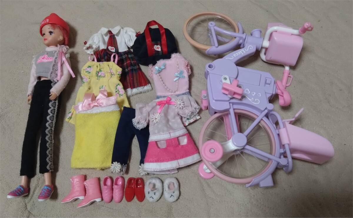 ▼リカちゃん ショートカット ドール 着せ替え人形 タカラトミー 自転車 洋服 靴 バッグ ミニスカート カバン 香山リカ 小学5年生 おうし座_画像1
