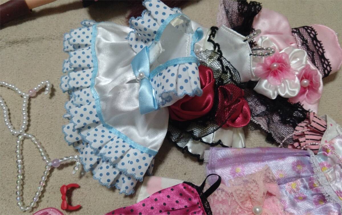 ▼リカちゃん 着せ替え人形 ドール タカラトミー 洋服 ドレス ハンガー ブーツ ミニスカート カバン コーム ピアス 香山リカ 小学5年生_画像4