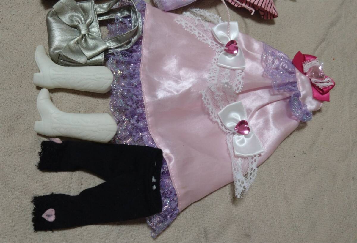 ▼リカちゃん 着せ替え人形 ドール タカラトミー 洋服 ドレス ハンガー ブーツ ミニスカート カバン コーム ピアス 香山リカ 小学5年生_画像6