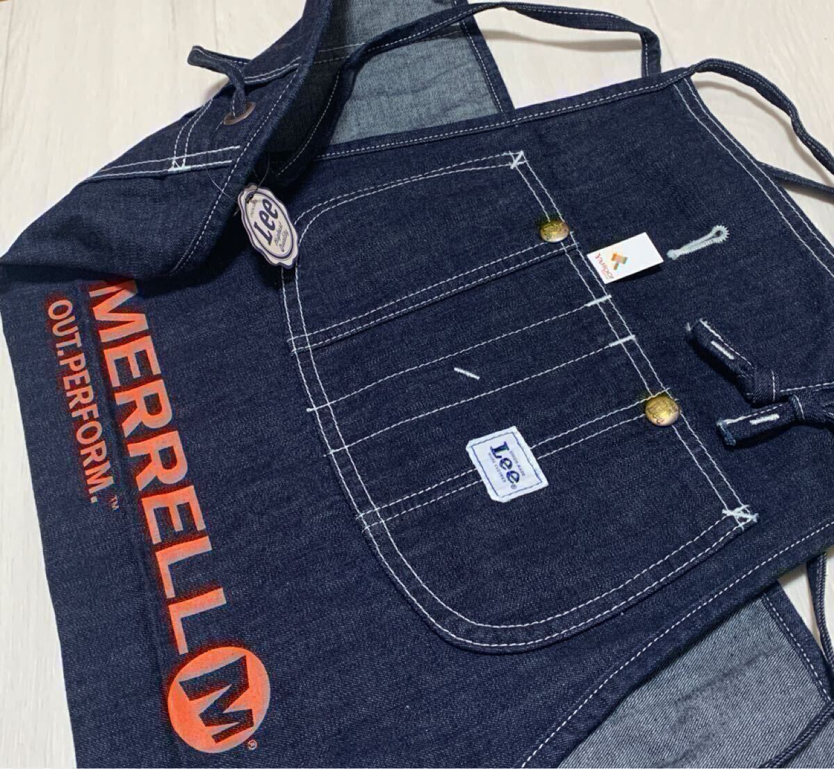 非売品 コラボ Lee MERRELL ワークエプロン タグ付★バンダナ★トートバッグ★ピンバッジ★靴 シューズ ガチャ★メレル★グッズ アウトドア_画像3