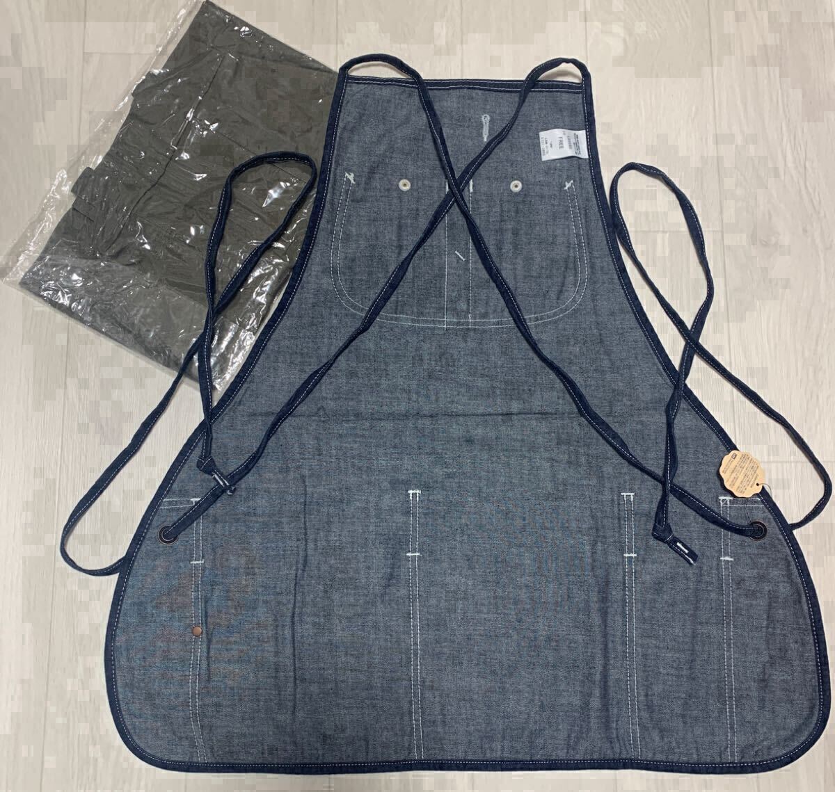 非売品 コラボ Lee MERRELL ワークエプロン タグ付★バンダナ★トートバッグ★ピンバッジ★靴 シューズ ガチャ★メレル★グッズ アウトドア_画像2