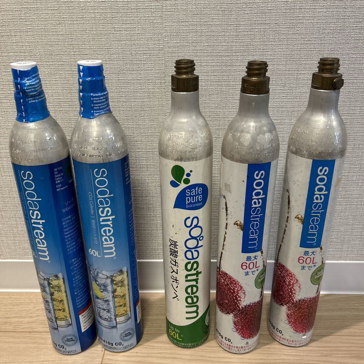 【未開封2本】 sodastream ソーダストリーム ガスシリンダー 60L 炭酸ガス 空ボトル3本 計5本セット _画像1