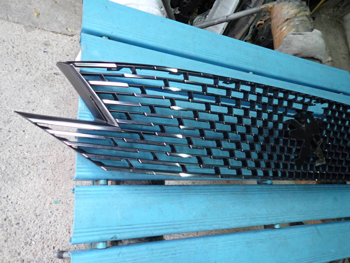 AT4369 プジョー 3008 P84 後期 純正 フロントグリル 9836842277 Peugeot 3008 P84 (late model) genuine front grille_画像3