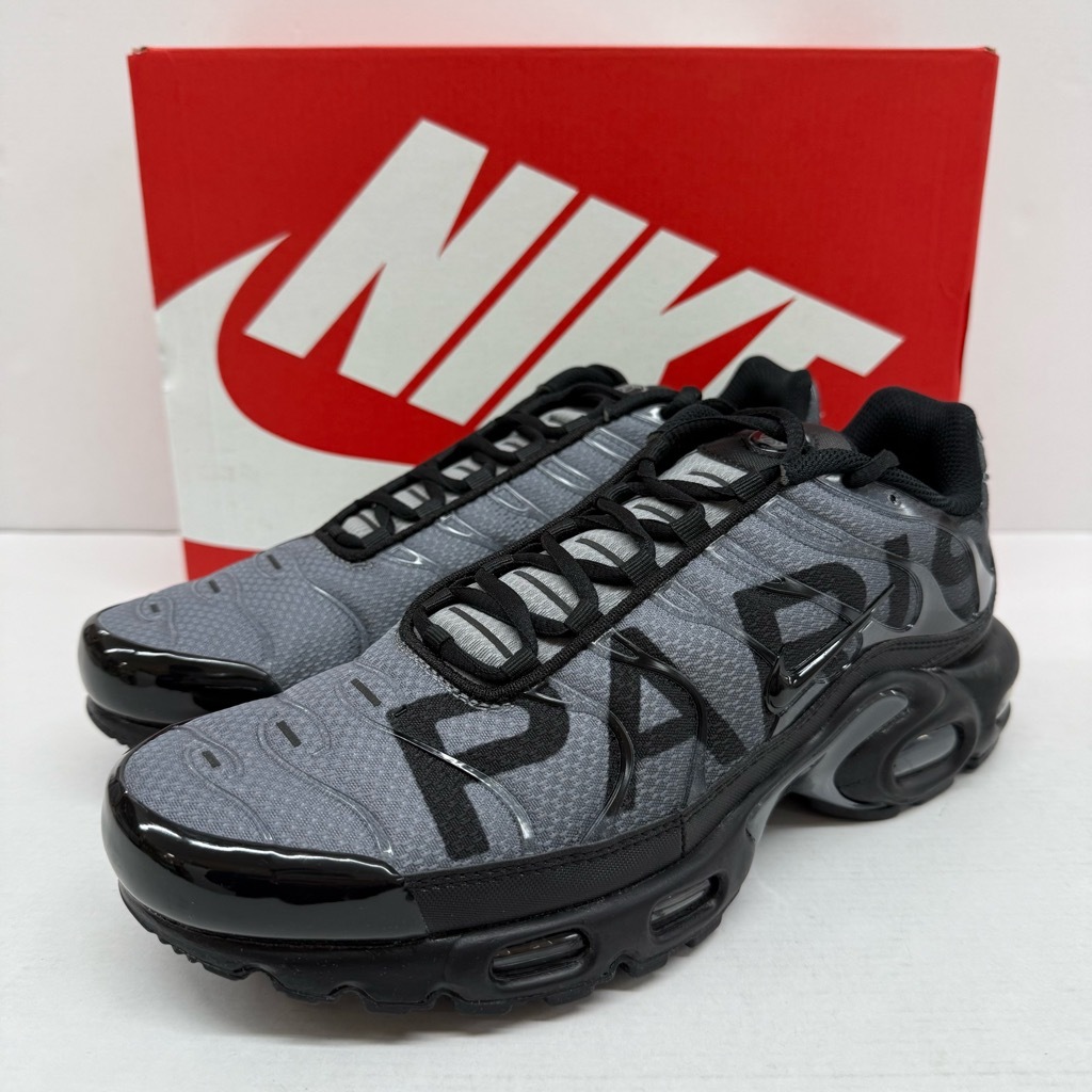 PARIS SAINT-GERMAIN × AIR MAX PLUS "BLACK PARTICLE GREY" IB2253-001 （ブラック/ブラック/パーティカルグレー/アンスラサイト）