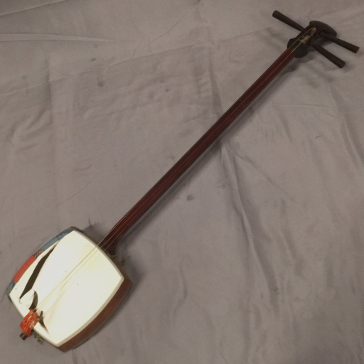 三線 人工皮 蛇模様 蛇柄 全長約78cm 弦楽器 他 三味線 細棹 丸打胴 全長約96cm 日本楽器 伝統楽器 計2点 現状品_画像2