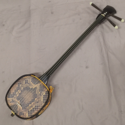 三線 人工皮 蛇模様 蛇柄 全長約78cm 弦楽器 他 三味線 細棹 丸打胴 全長約96cm 日本楽器 伝統楽器 計2点 現状品_画像8