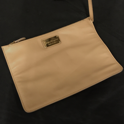  Salvatore Ferragamo мутон ручная сумочка gun chi-ni металлические принадлежности оттенок бежевого сумка * cloche to* ключ имеется 