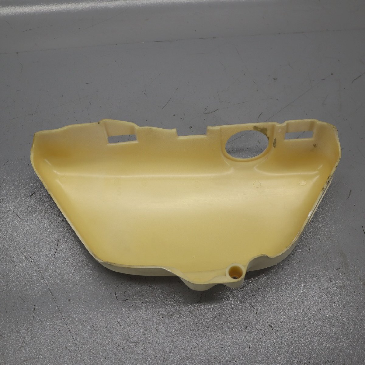 不明 サイドカバー (オイルタンク風？ SS250/350 等)　251012KR0016