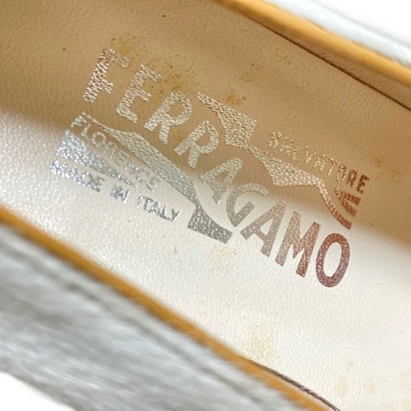  Salvatore Ferragamo FERRAGAMO/SalvatoreFerragamo плоская обувь 7 B - кожа белый × светло-коричневый женский обувь 