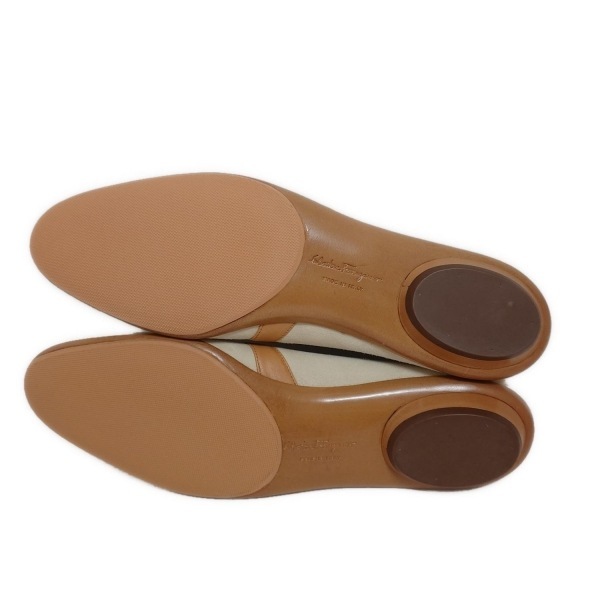 サルバトーレフェラガモ FERRAGAMO/SalvatoreFerragamo フラットシューズ 7 B - レザー ライトベージュ×ライトブラウン レディース 靴_画像4