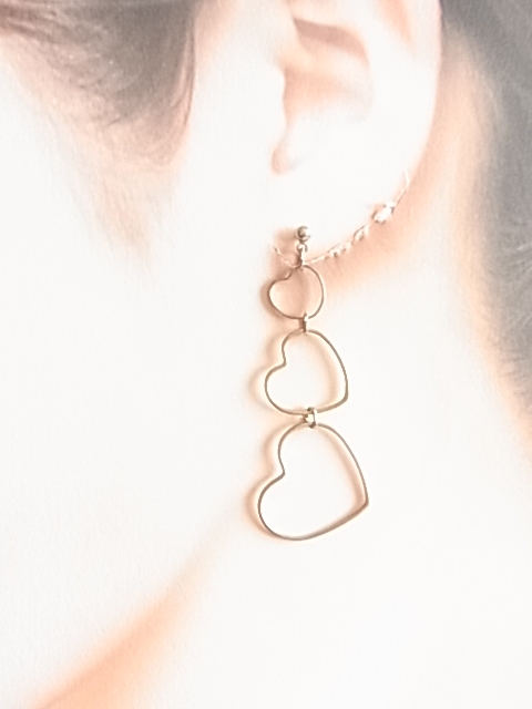 シルバートーン　銀色トーン　大中小の3つのオープンハートが連なるデザイン　大人ガーリーな印象　耳元で揺れるレトロの素敵なピアス★_画像2