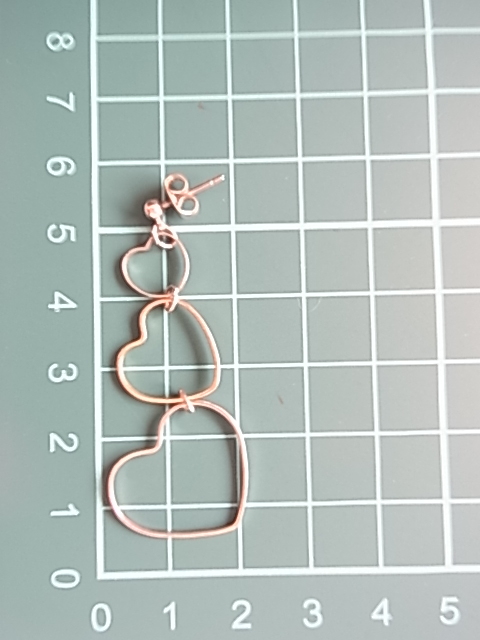 シルバートーン　銀色トーン　大中小の3つのオープンハートが連なるデザイン　大人ガーリーな印象　耳元で揺れるレトロの素敵なピアス★_画像4