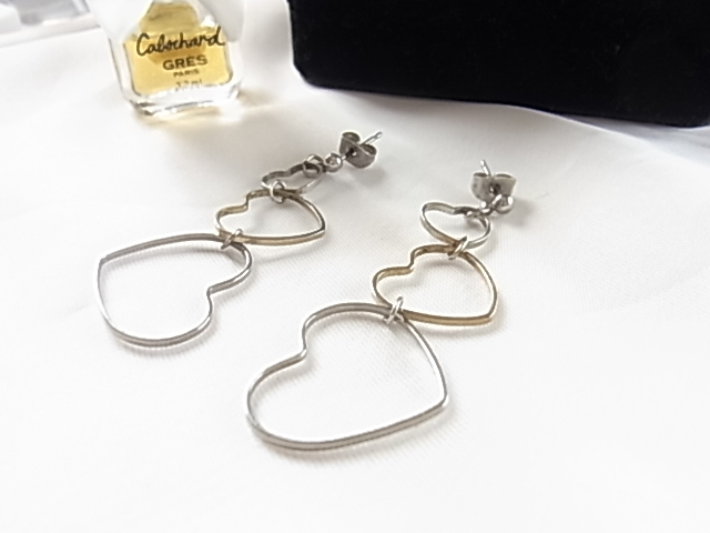 シルバートーン　銀色トーン　大中小の3つのオープンハートが連なるデザイン　大人ガーリーな印象　耳元で揺れるレトロの素敵なピアス★_画像1