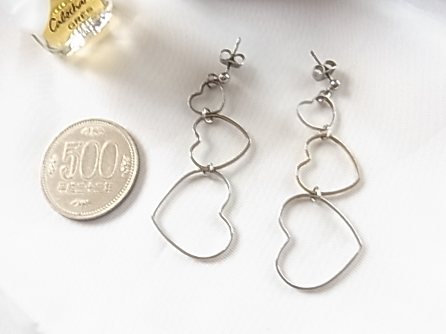 シルバートーン　銀色トーン　大中小の3つのオープンハートが連なるデザイン　大人ガーリーな印象　耳元で揺れるレトロの素敵なピアス★_画像3
