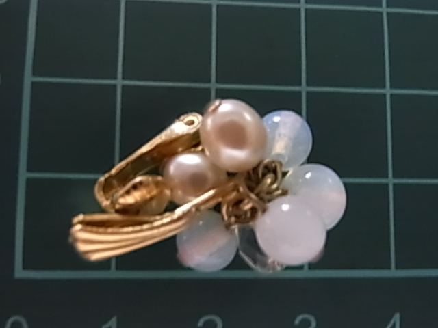 ビンテージ/ヴィンテージ 水色や白色トーンのビーズストーンの豪華感 光沢感 艶感 耳元華やぐ 軽量デザイン イヤリング♪♪_画像7