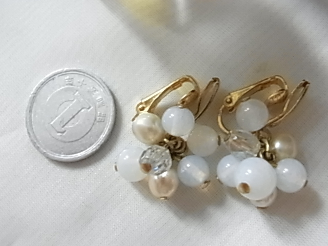 ビンテージ/ヴィンテージ 水色や白色トーンのビーズストーンの豪華感 光沢感 艶感 耳元華やぐ 軽量デザイン イヤリング♪♪_画像6