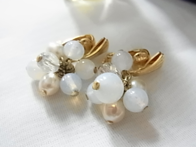 ビンテージ/ヴィンテージ 水色や白色トーンのビーズストーンの豪華感 光沢感 艶感 耳元華やぐ 軽量デザイン イヤリング♪♪_画像1