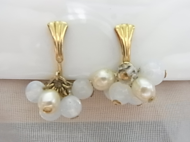 ビンテージ/ヴィンテージ 水色や白色トーンのビーズストーンの豪華感 光沢感 艶感 耳元華やぐ 軽量デザイン イヤリング♪♪_画像2