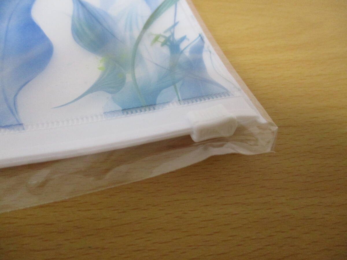 新品保管品!デサント★<スライドジッパー・ビニールポーチ>★白・ブルー系 _画像3