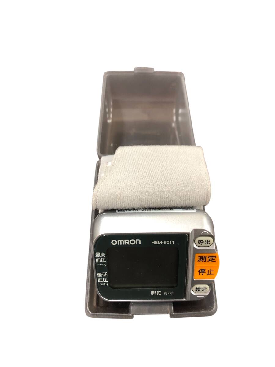 25R396 1 OMRON オムロン デジタル表示自動血圧計 HEM-6011 ファジイ健康管理 中古品_画像1