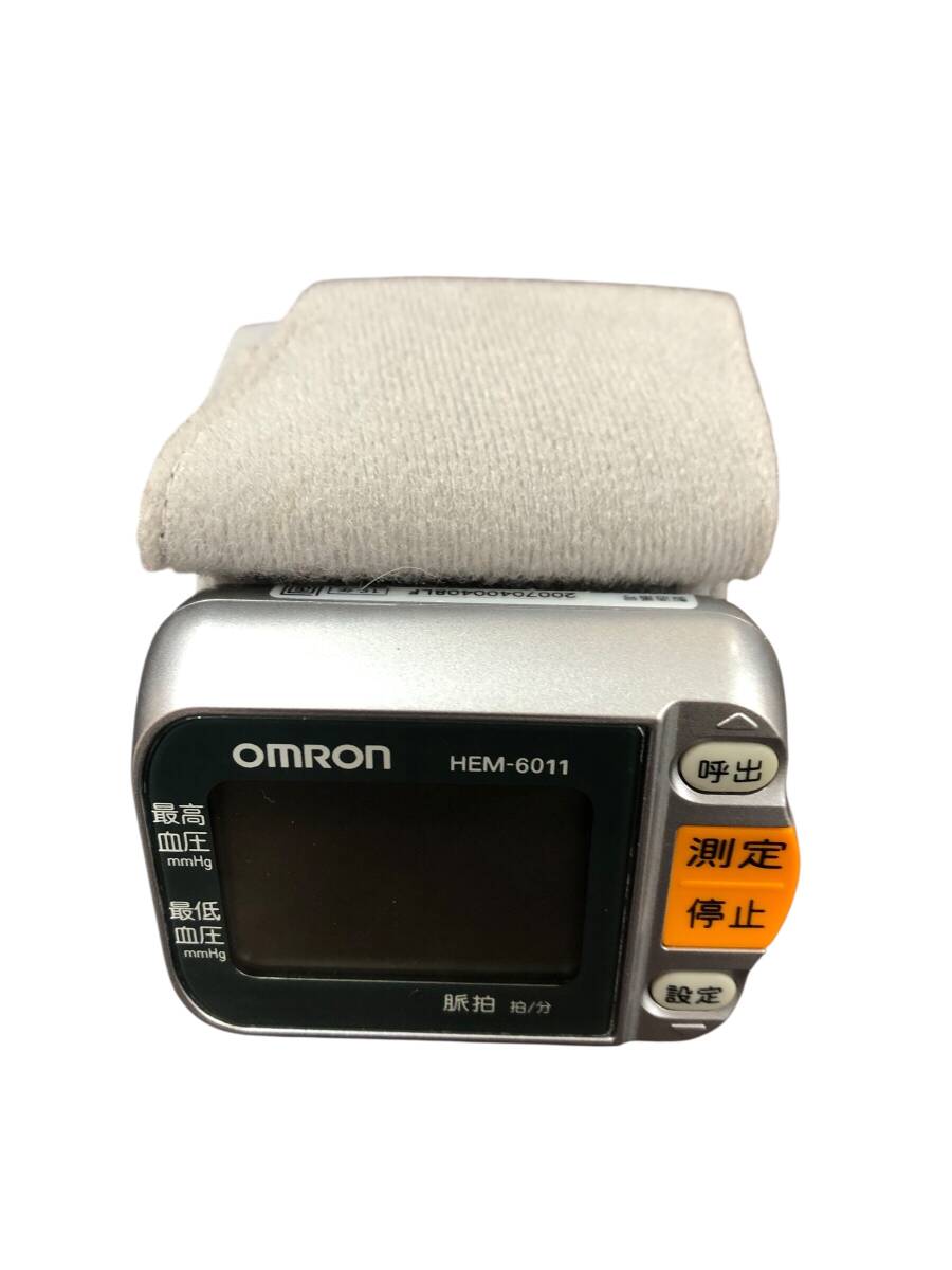 25R396 1 OMRON オムロン デジタル表示自動血圧計 HEM-6011 ファジイ健康管理 中古品_画像3