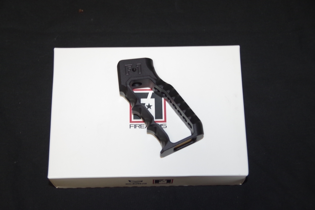 IRON AIRSOFT/EMG F1 FIREARMS スケルトングリップ フィンガーチャネル付きブラック 1812B