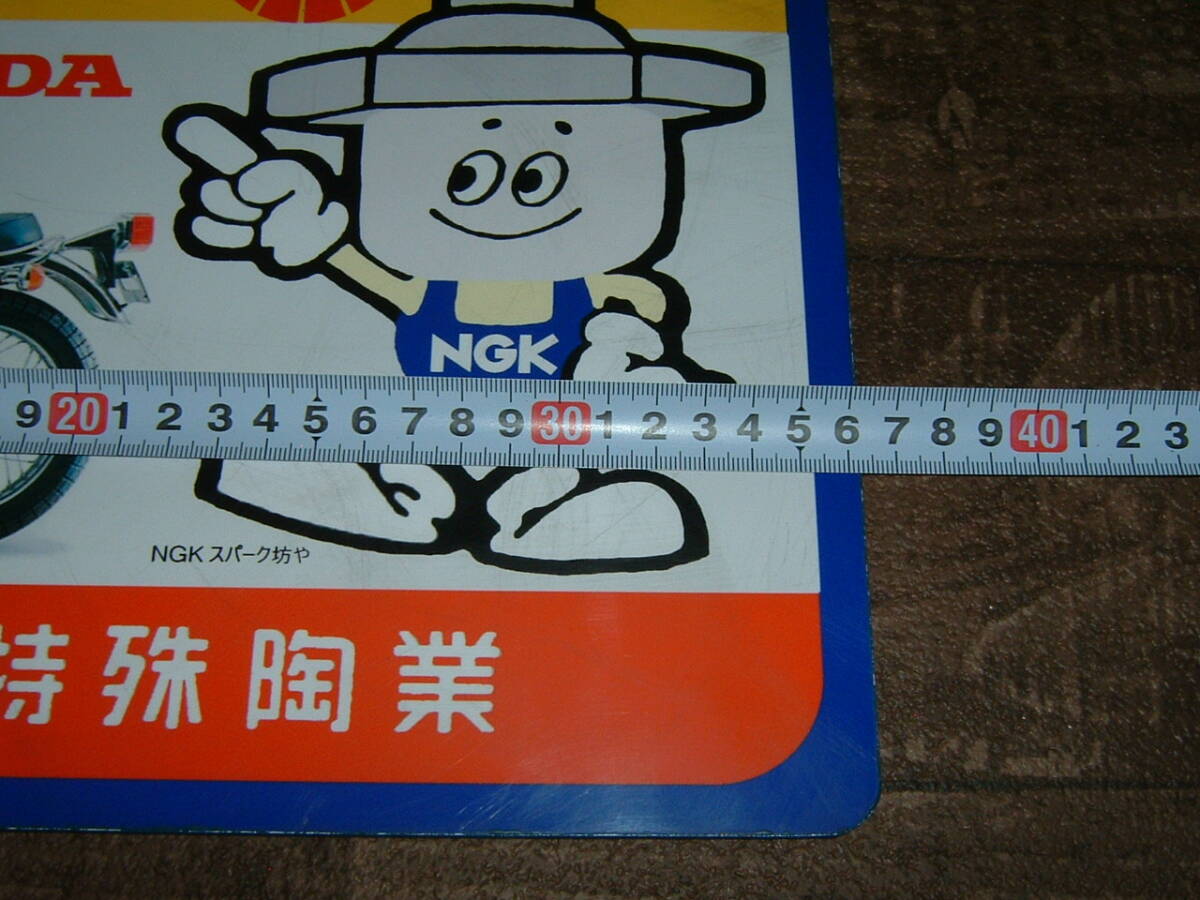 中古☆「NGKプラグ＋ホンダ」屋外用看板 (検:CB550FOUR.CB400.オートバイ.スパーク坊や.旧車.昭和レトロ.ガレージ.企業キャラ/インテリア用_画像4