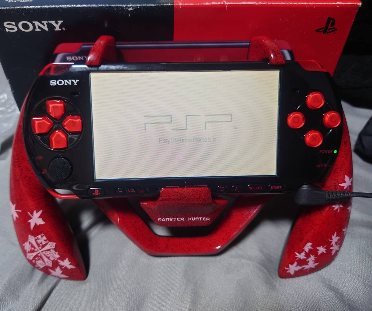 PSP-3000 モンハン3rd ハンティンググリップ 大容量バッテリー対応モンハン黒カバー付き Playstation Portable SDカード付 動作確認済_画像8