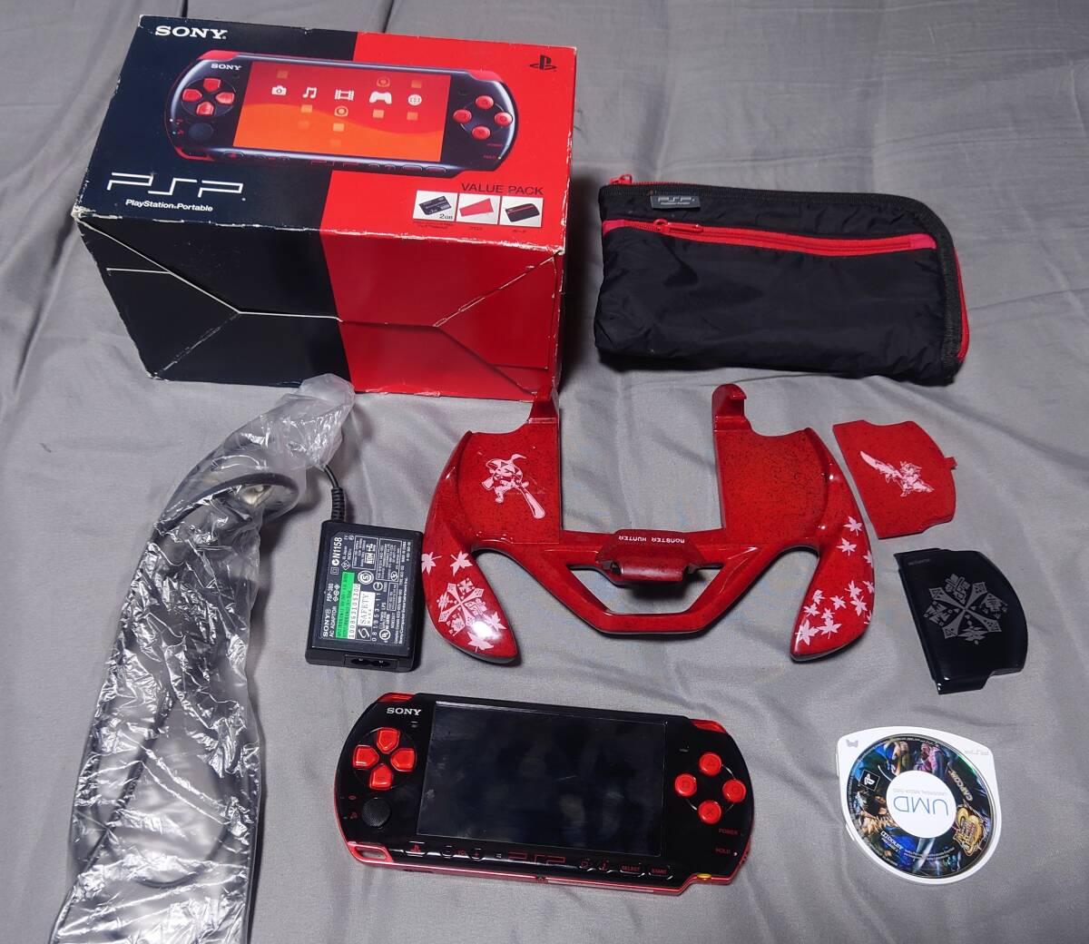 PSP-3000 モンハン3rd ハンティンググリップ 大容量バッテリー対応モンハン黒カバー付き Playstation Portable SDカード付 動作確認済_画像1