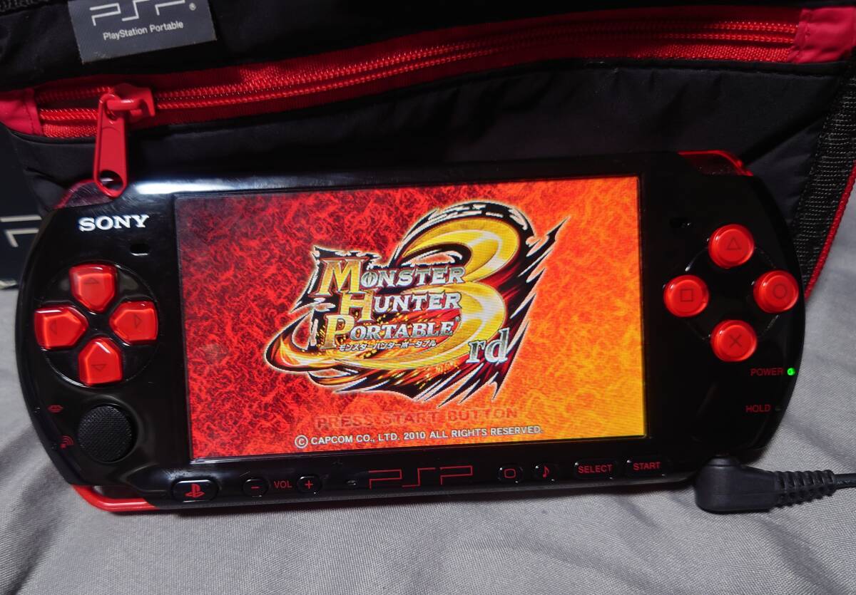 PSP-3000 モンハン3rd ハンティンググリップ 大容量バッテリー対応モンハン黒カバー付き Playstation Portable SDカード付 動作確認済_画像2