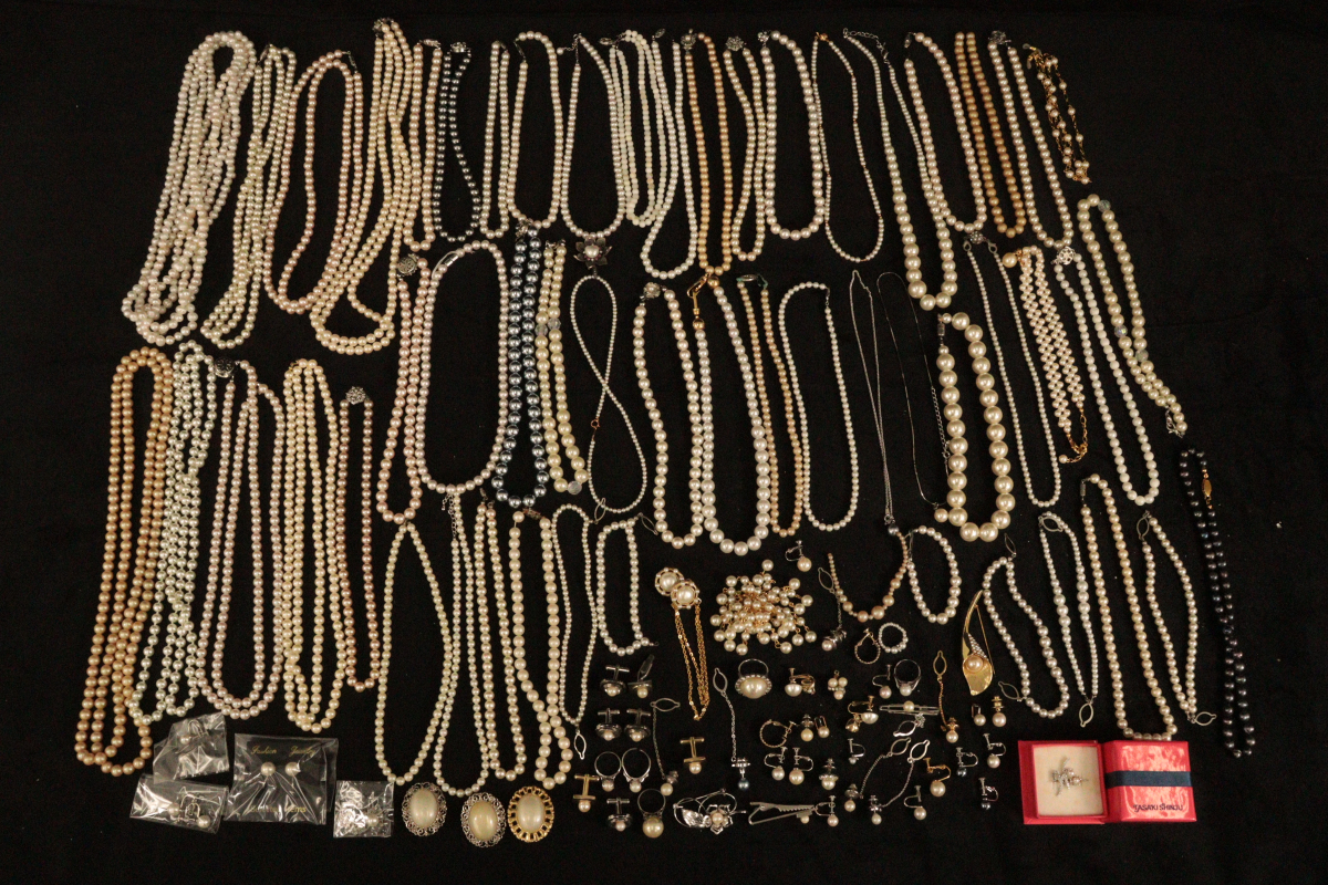 ★フェイクパールまとめ 2kg 真珠 パール ネックレス ピアス イヤリング ブローチ リング アクセサリー ファッション 小物 _HID_C0917-I01F_画像1