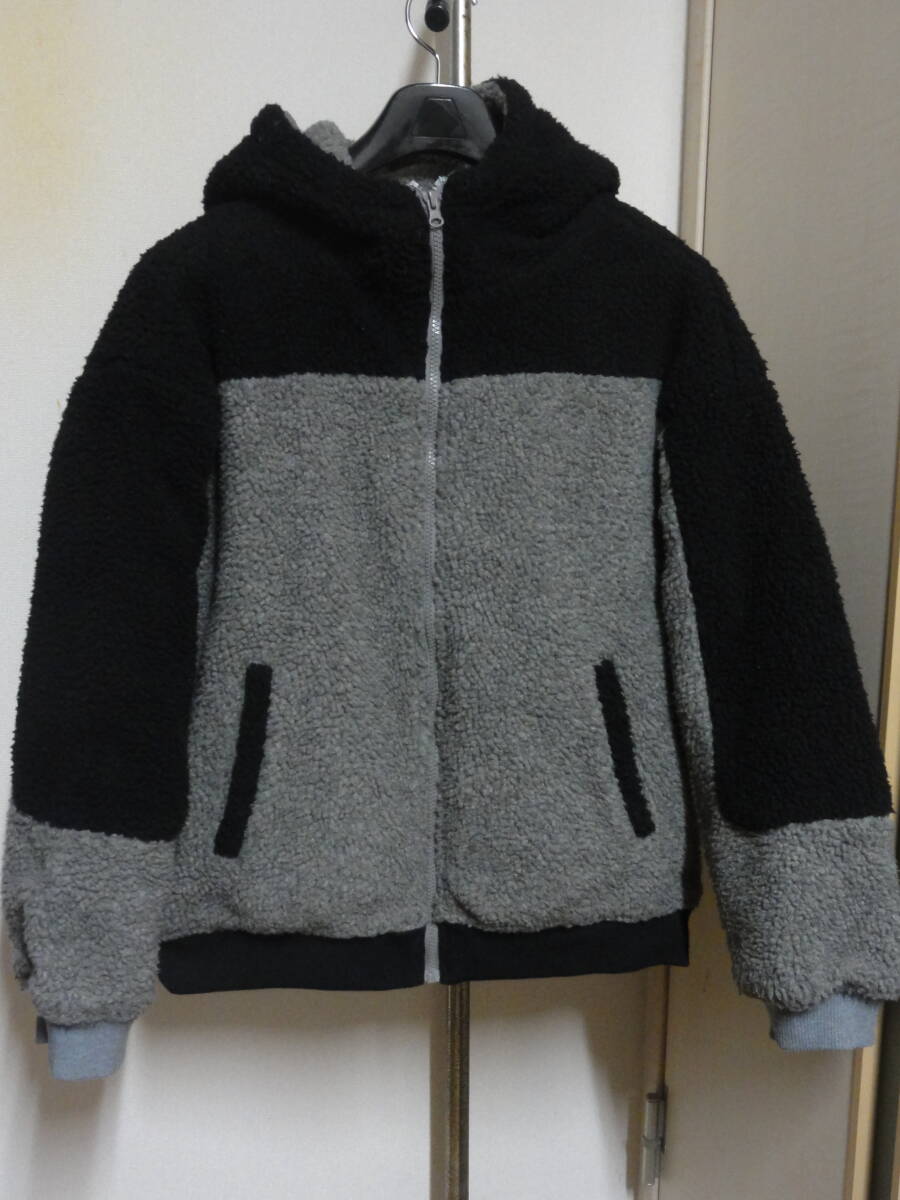 格安特大(胸囲130cm位)防寒モデル・BENO(ビーノ)・お洒落な黒フリース系×グレーフリース系切替地・固定フード付きデザインブルゾン_画像1