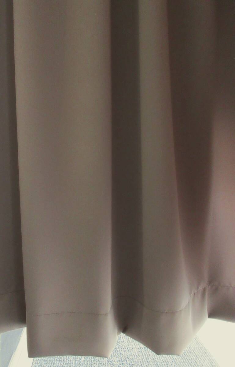 【1級遮光・日本製 (KM4043)】省エネ 断熱 無地 カーテン 幅100cmX丈178cm(２枚入)の画像3