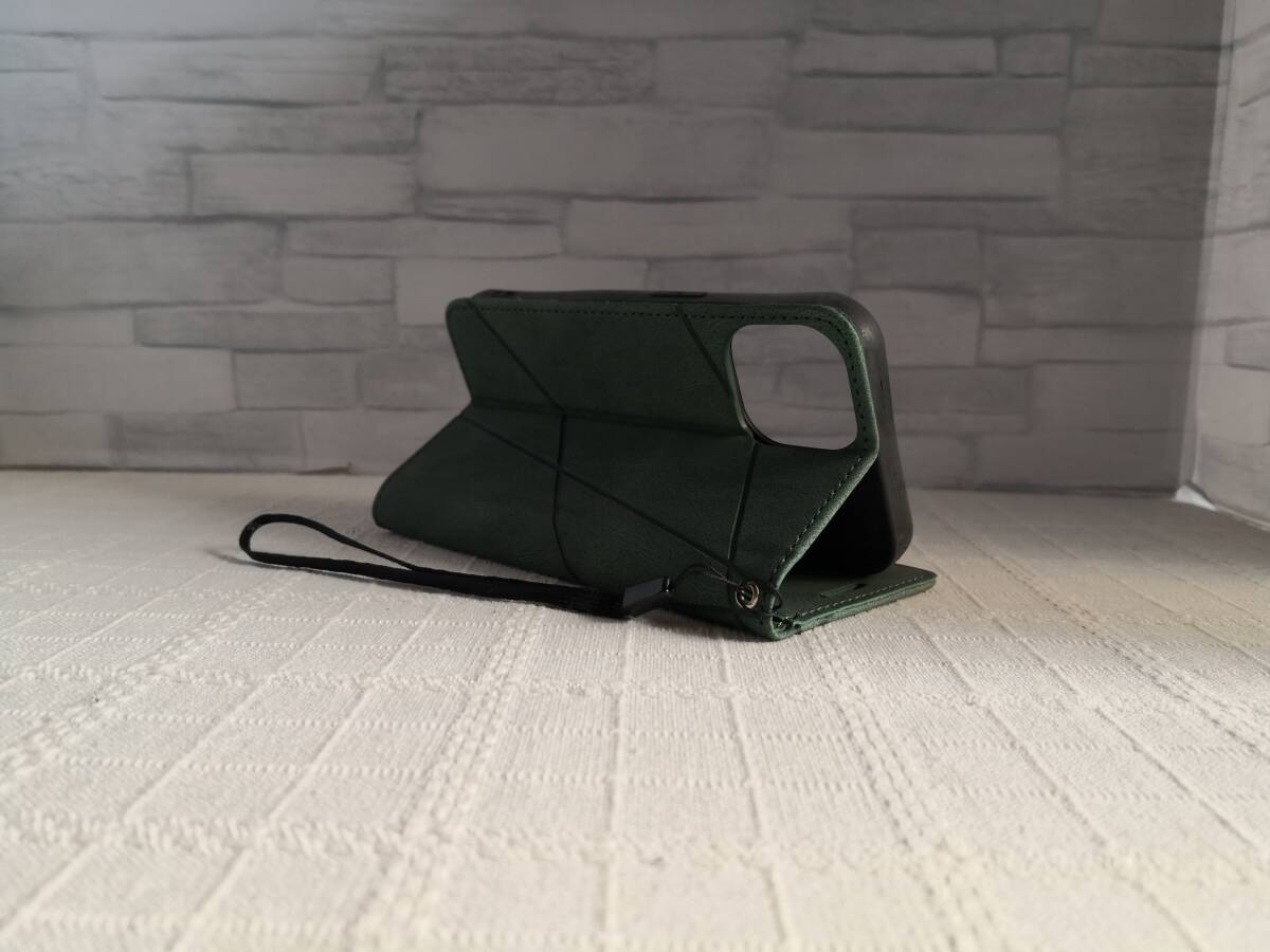iPhone 12/12Pro 共用 グリーン 手帳型 レザー ケース カード,写真入＆内ポケット ストラップ付 (格子柄)_画像6