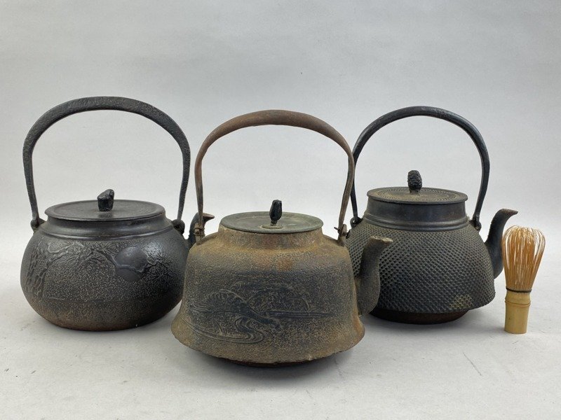 ac543 鉄瓶 まとめて 3点 南部鉄器 霰肌 岩肌 松寿 鶴 舟 松摘 虫食摘 銅蓋 在銘 文秀堂 湯沸 煎茶道具 茶道具_画像1