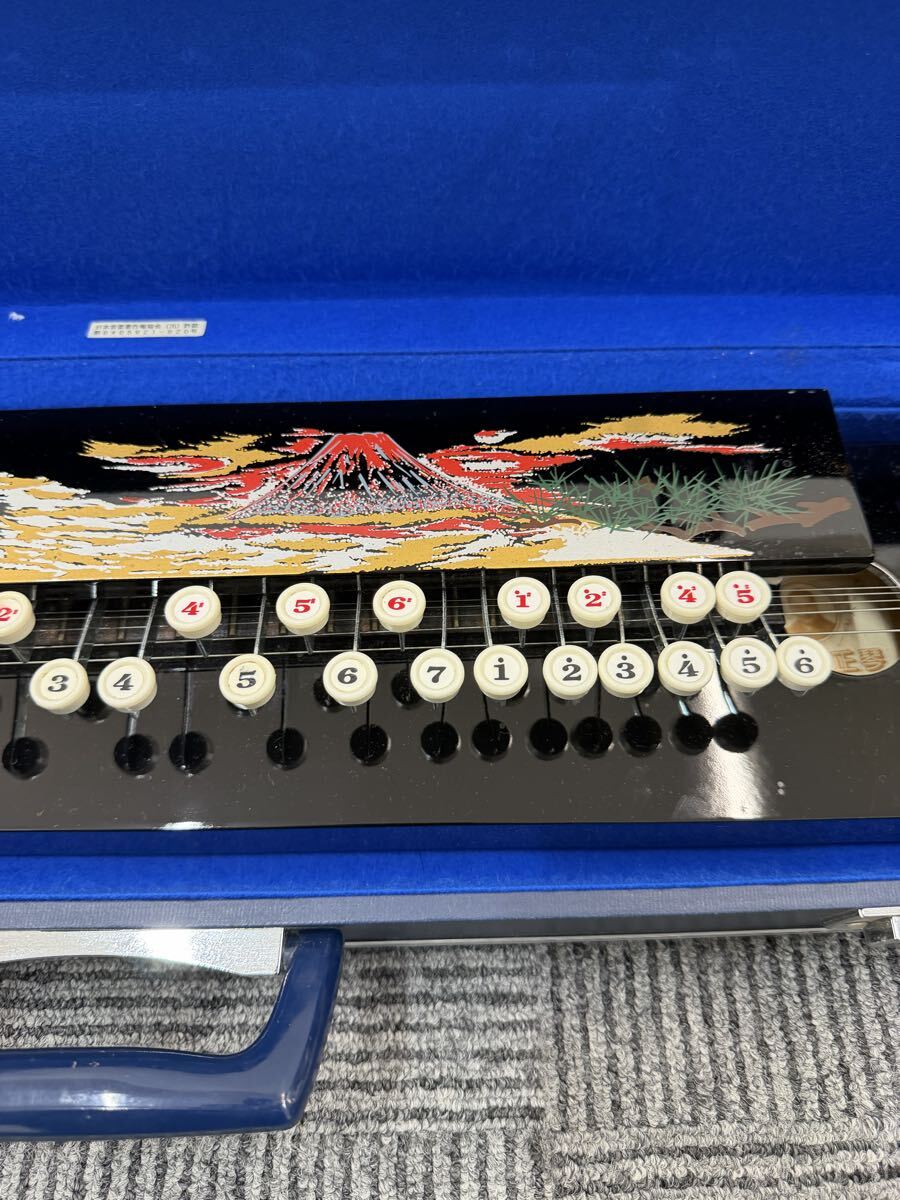 ◎【極美品】十賀政男会 追悼20周年記念 大正琴 「まぼろしの影を慕いて」特製モデル 富士山蒔絵入り ケース付き 現状品 希少 プレミアム_画像4