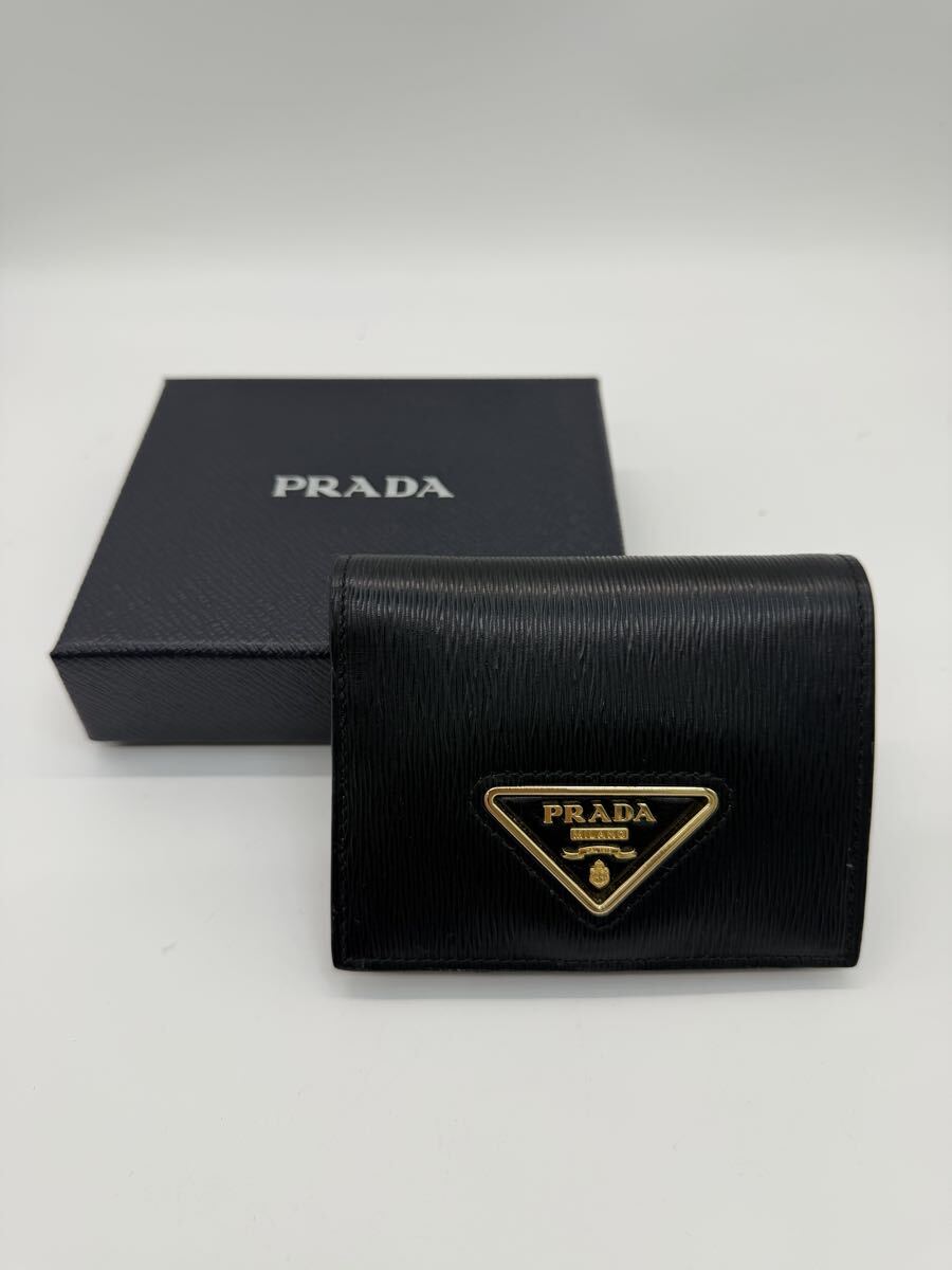 ◎【極美品・新品】PRADA プラダ 三角ロゴプレート 二つ折り財布 サフィアーノレザー ブラック 箱付き 高級感漂う現状品 プレミアム_画像1