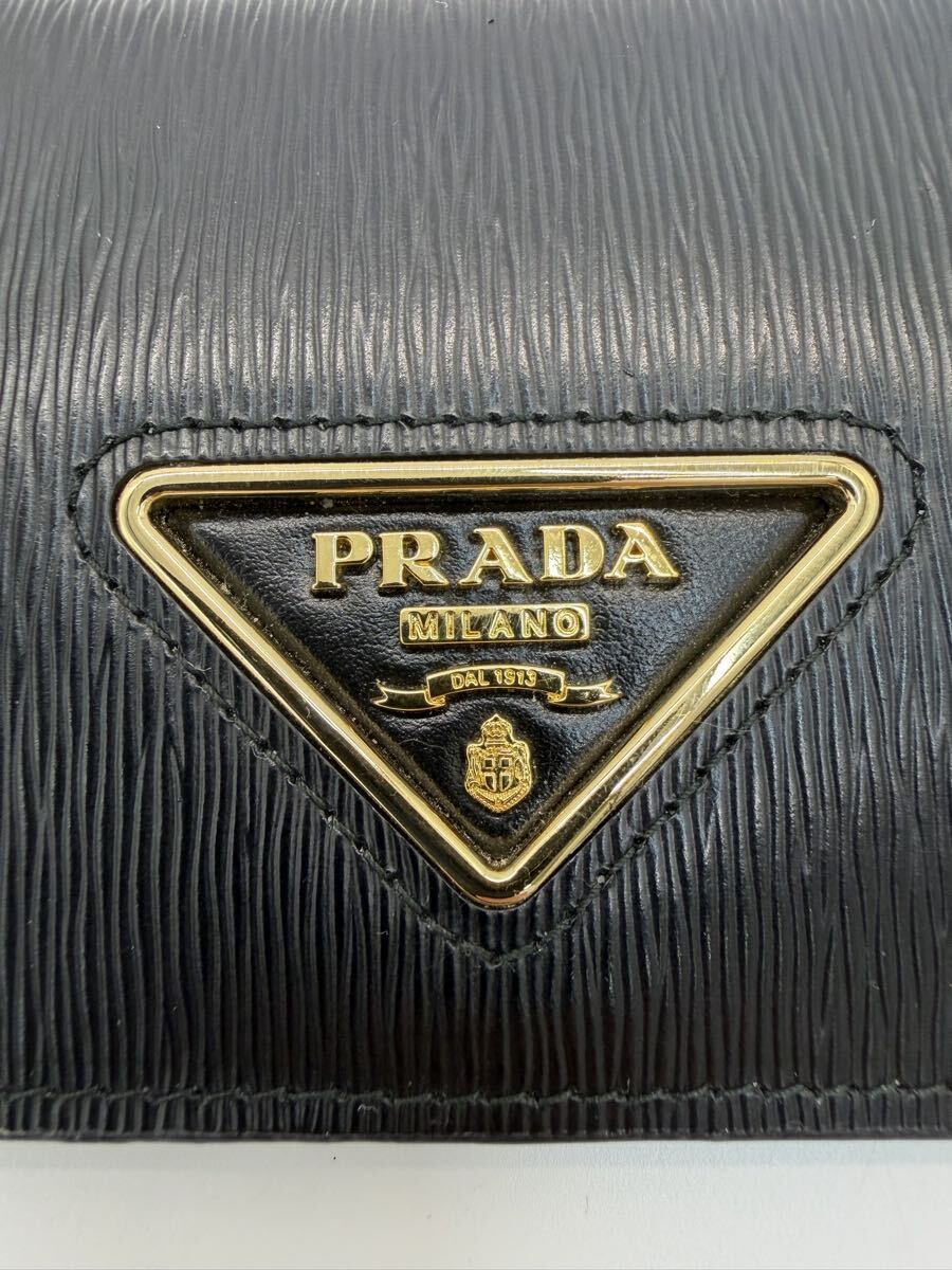 ◎【極美品・新品】PRADA プラダ 三角ロゴプレート 二つ折り財布 サフィアーノレザー ブラック 箱付き 高級感漂う現状品 プレミアム_画像2