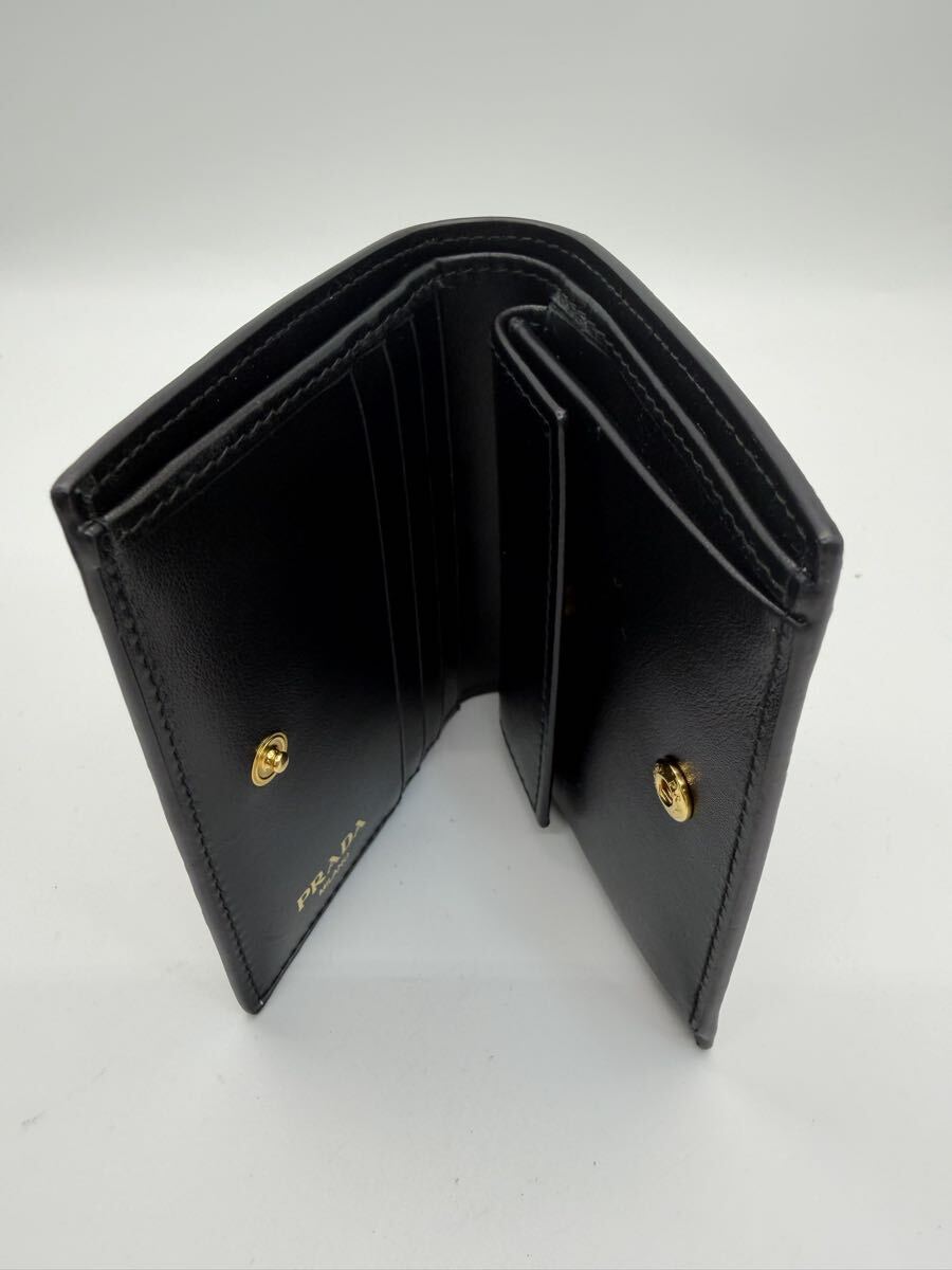 ◎【極美品・新品】PRADA プラダ 三角ロゴプレート 二つ折り財布 サフィアーノレザー ブラック 箱付き 高級感漂う現状品 プレミアム_画像3