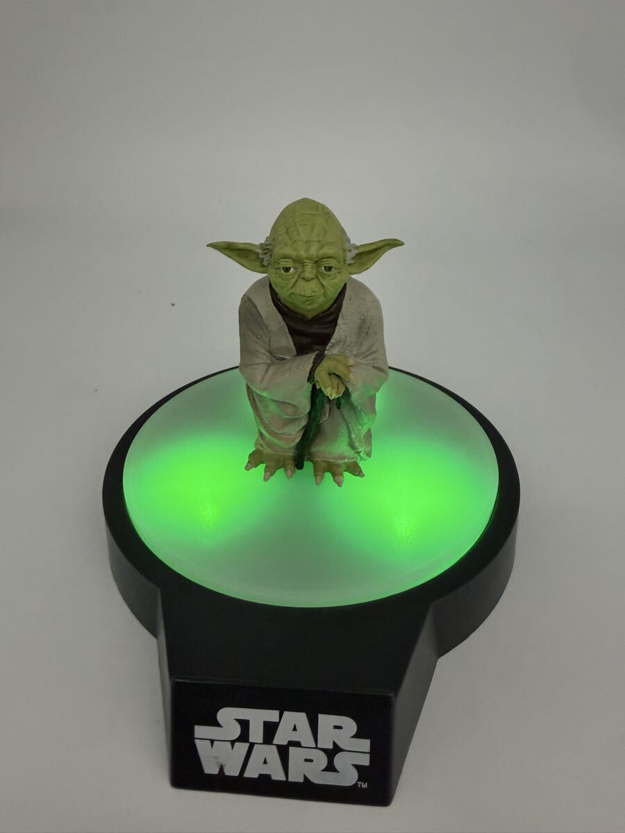 STAR WARS スター・ウォーズ ヨーダ フィギュア ライトアップ台座付き/LED発光ベース/YODA プレミアム 現状品_画像1