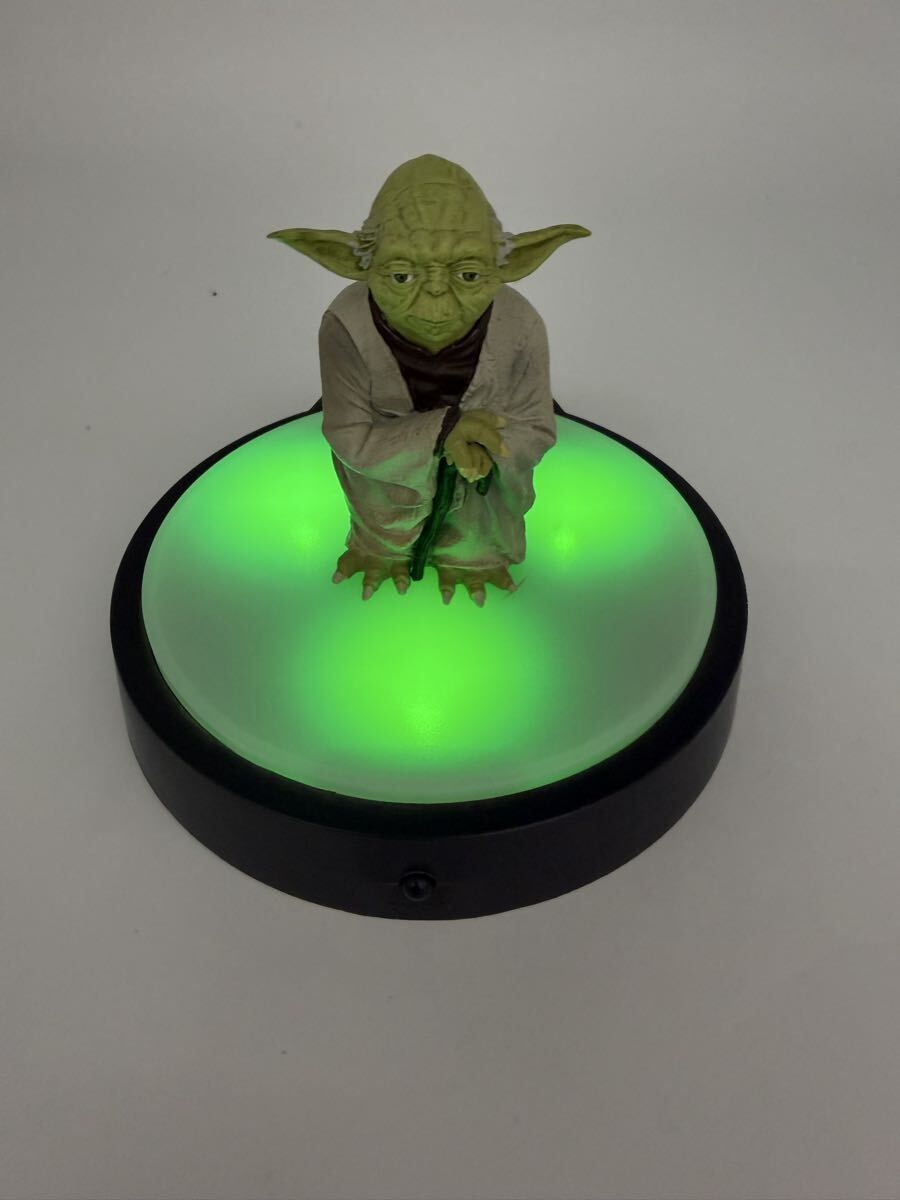 STAR WARS スター・ウォーズ ヨーダ フィギュア ライトアップ台座付き/LED発光ベース/YODA プレミアム 現状品_画像2