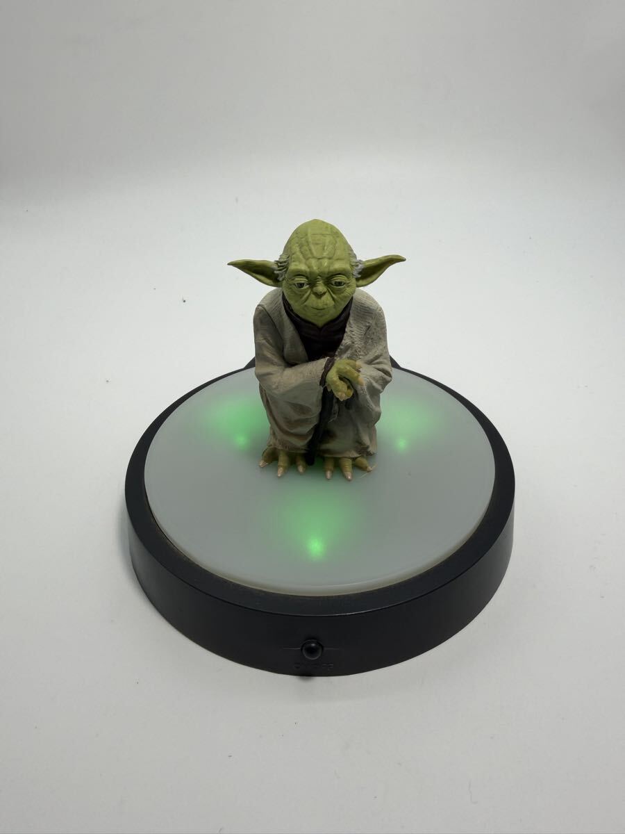 STAR WARS スター・ウォーズ ヨーダ フィギュア ライトアップ台座付き/LED発光ベース/YODA プレミアム 現状品_画像4