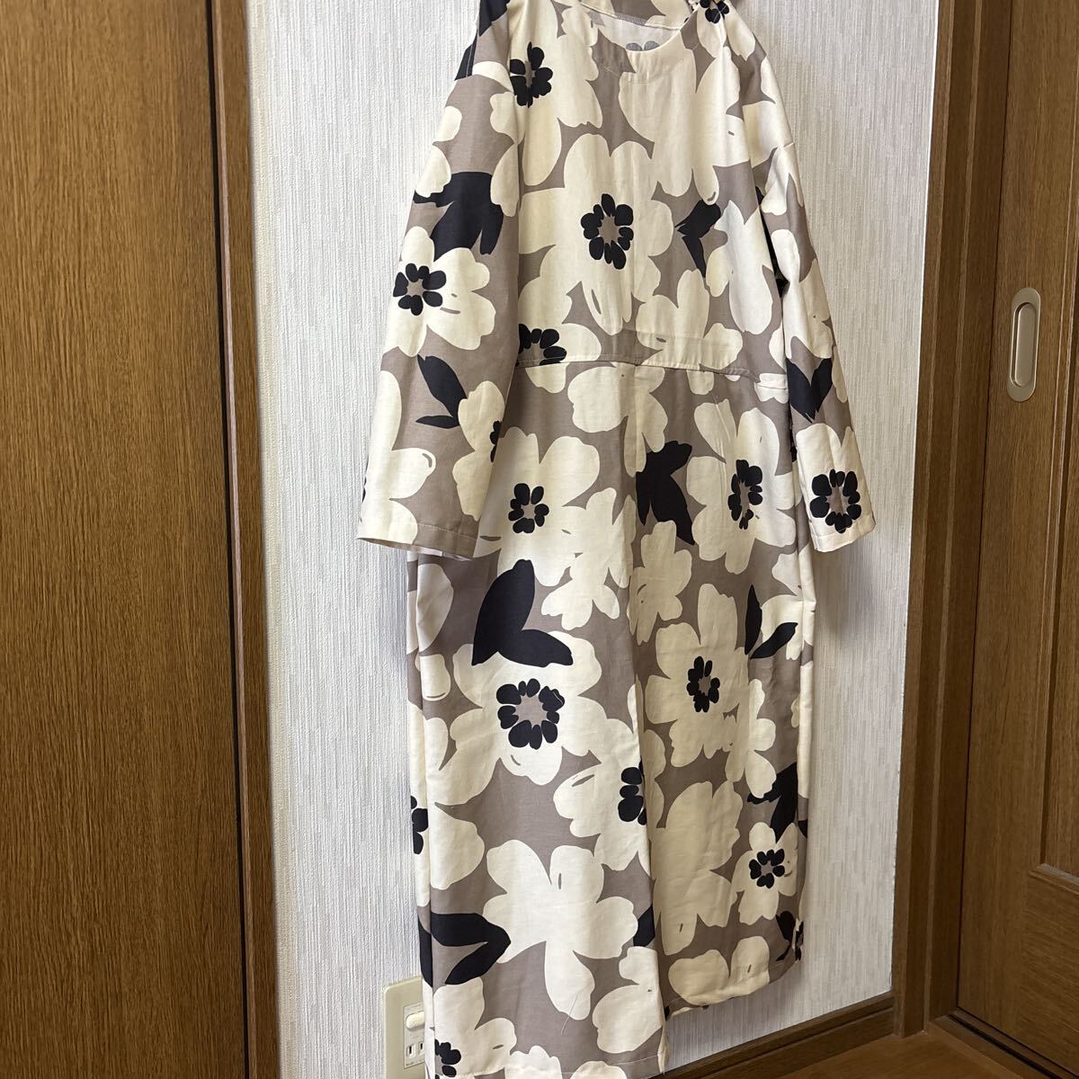 値下げ!!*ハンドメイド*ナチュラル♪後ろ姿がかわいいギャザー切替OP 北欧調 花柄 モカベージュ コットン_画像6