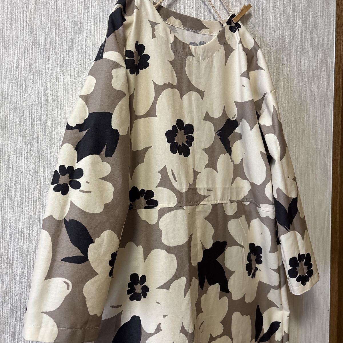 値下げ!!*ハンドメイド*ナチュラル♪後ろ姿がかわいいギャザー切替OP 北欧調 花柄 モカベージュ コットン_画像8