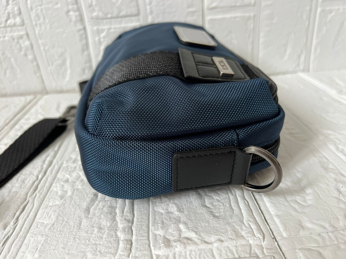 TUMI トゥミ　バッグ　ショルダーバッグ　ボディバッグ　斜め掛け　ショルダー付き_画像4